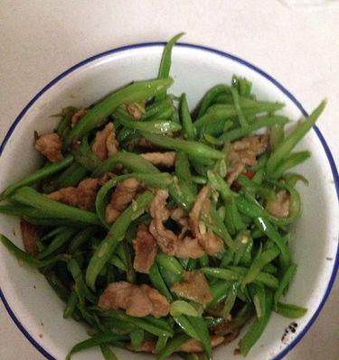 美味肉丝扁豆的烹饪方法（简单易学的家常菜，让你的味蕾充满惊喜）-第1张图片-美味行家