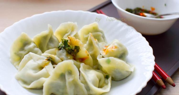 手工制作素三鲜饺子（以素饺子馅为基础，打造味道独特、营养丰富的素三鲜饺子）-第3张图片-美味行家