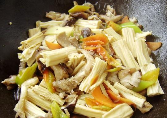 美味健康的香菇胡萝卜烧腐竹（简单易做，口感鲜美，主打素食）-第2张图片-美味行家