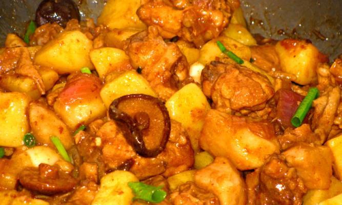 土豆烧鸡的做法（用简单食材制作美味鸡肉料理）-第1张图片-美味行家