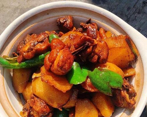 土豆烧鸡的做法（用简单食材制作美味鸡肉料理）-第2张图片-美味行家
