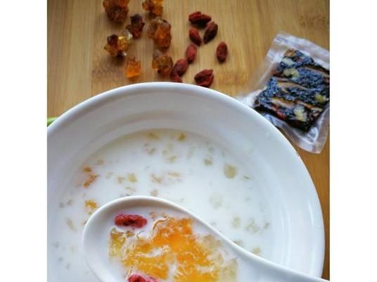 雪耳椰汁羹的美味做法（以清甜雪耳、椰汁为基础的美食糖水）-第2张图片-美味行家