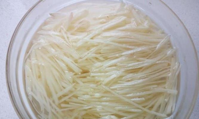 如何切出美味土豆丝（熟练掌握切法，让土豆丝更好吃）-第1张图片-美味行家