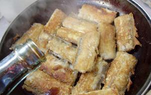 一道美味的家常菜——香煎咸带鱼（煎得香脆，肉质鲜美，家人爱不释手！）-第2张图片-美味行家