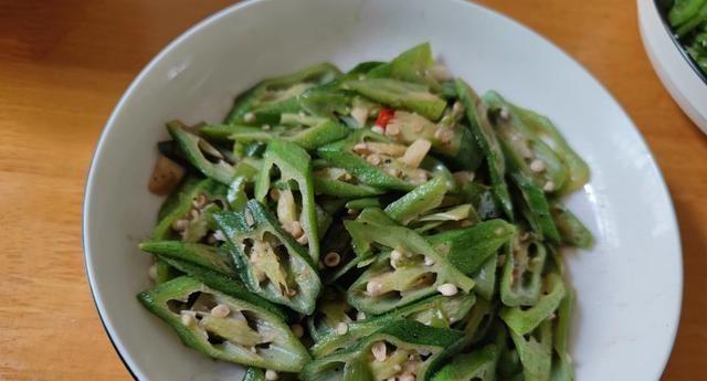 蒜香鸡汤秋葵——营养又美味的秋季食谱（简单易做，美味又养生；秋葵与鸡汤的完美结合）-第3张图片-美味行家