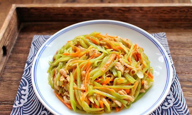 莴笋叶菜饭的制作方法（利用莴笋叶，做出营养美味的菜饭）-第1张图片-美味行家