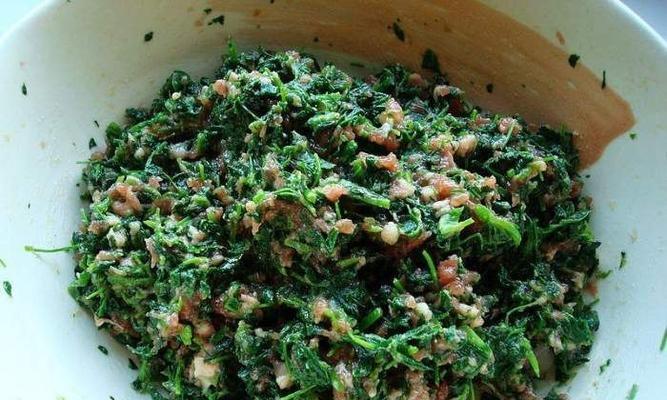 手工野菜馅饺子制作全攻略（做饺子不再困难，掌握关键步骤轻松制作）-第3张图片-美味行家