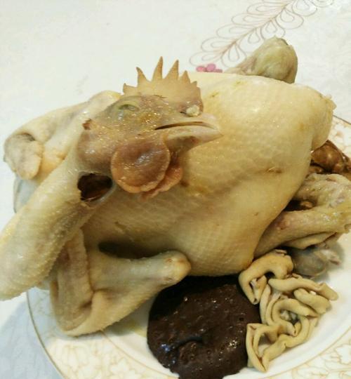自制美味白切鸡的秘诀（鲜嫩多汁，让你品尝不一样的口感享受）-第1张图片-美味行家