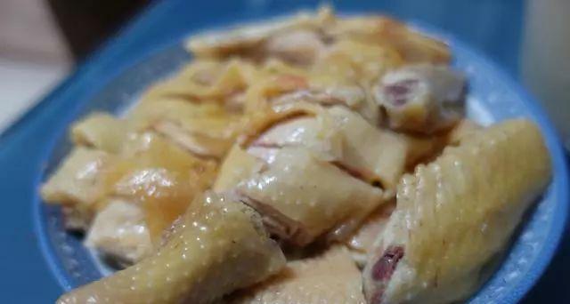 自制美味白切鸡的秘诀（鲜嫩多汁，让你品尝不一样的口感享受）-第2张图片-美味行家