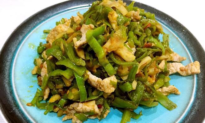 酸脆空心菜梗炒肉丝做法（清爽爽口的家常美食）-第2张图片-美味行家