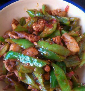 五花肉炒菜椒，美味又下饭！（以五花肉为主料，炒出嫩滑菜椒，口感丰富美味，让你欲罢不能。）-第1张图片-美味行家