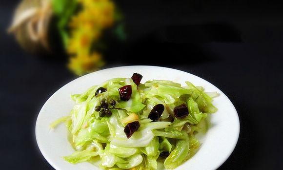手撕包菜炒木耳的家常做法（健康美味，快速上桌）-第2张图片-美味行家