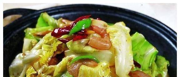 手撕包菜炒木耳的家常做法（健康美味，快速上桌）-第3张图片-美味行家