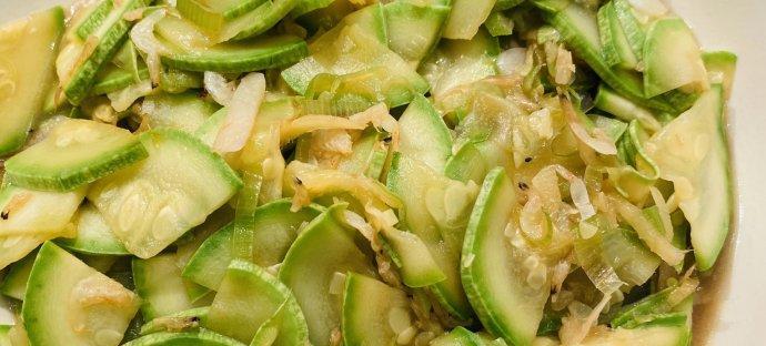 虾皮炒蒲瓜，清爽可口的夏日佳肴-第1张图片-美味行家