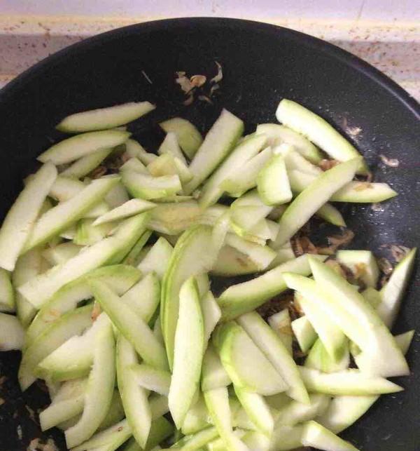 虾皮炒蒲瓜，清爽可口的夏日佳肴-第2张图片-美味行家