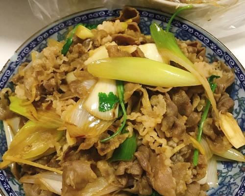 丝瓜炒肥牛，营养美味的佳肴（丝瓜和肥牛的完美搭配，家庭必备的一道菜）-第1张图片-美味行家