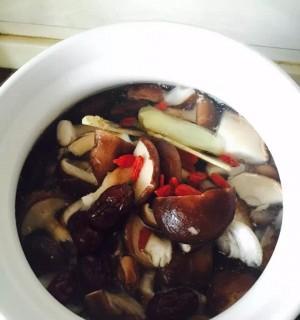 享受健康滋补，煲一锅香菇红枣鸡腿汤（香味扑鼻，暖心暖胃；鸡汤的“一锅好处”和制作过程的详细介绍）-第2张图片-美味行家