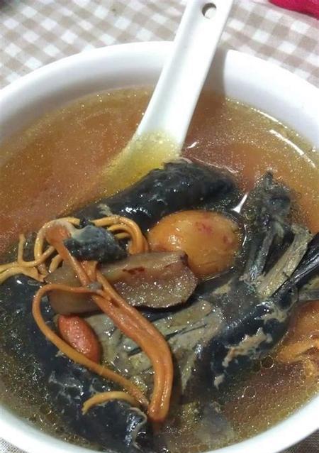享受健康滋补，煲一锅香菇红枣鸡腿汤（香味扑鼻，暖心暖胃；鸡汤的“一锅好处”和制作过程的详细介绍）-第1张图片-美味行家