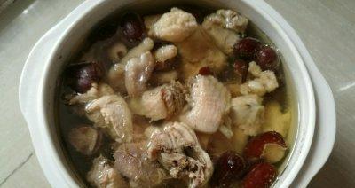 享受健康滋补，煲一锅香菇红枣鸡腿汤（香味扑鼻，暖心暖胃；鸡汤的“一锅好处”和制作过程的详细介绍）-第3张图片-美味行家