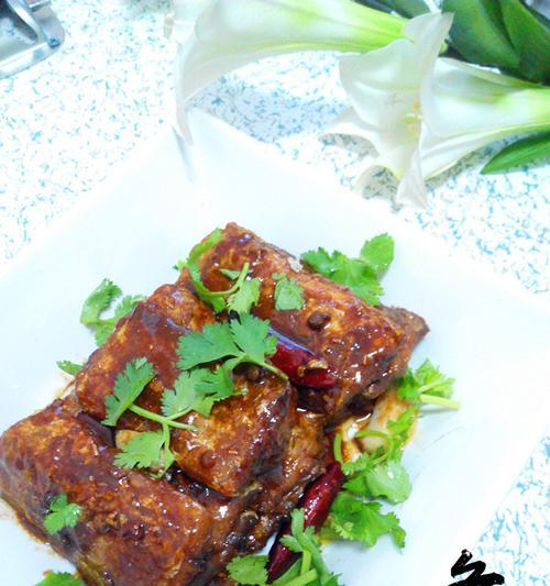 香味四溢的蜀香带鱼（美味佳肴诱人入味，享受川菜文化的极致体验）-第1张图片-美味行家