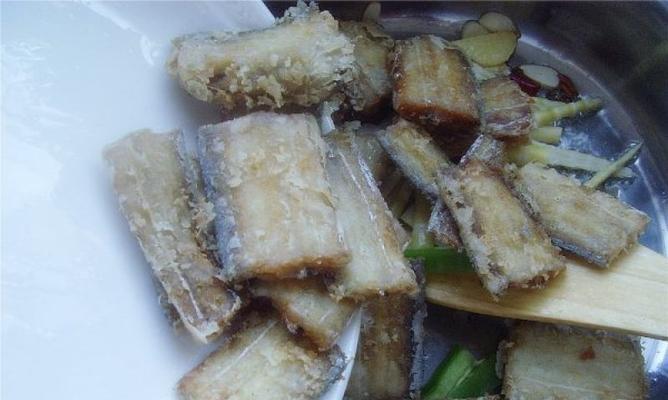 香味四溢的蜀香带鱼（美味佳肴诱人入味，享受川菜文化的极致体验）-第2张图片-美味行家