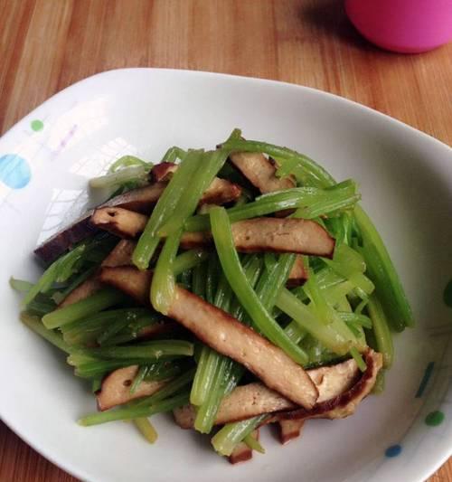 油香浓郁的芹菜拌法（让芹菜更加香鲜美味的烹饪技巧）-第1张图片-美味行家