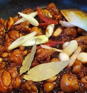 香酥油焖鸡的做法（传承经典，口感绝佳）-第3张图片-美味行家