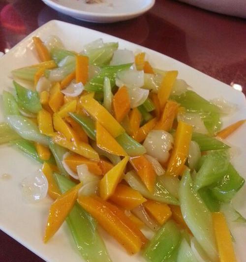 以西芹炒桃仁，美味健康的素食佳肴（绿色、营养、简单，素食新概念）-第2张图片-美味行家