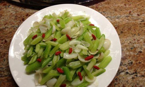 以西芹炒桃仁，美味健康的素食佳肴（绿色、营养、简单，素食新概念）-第1张图片-美味行家
