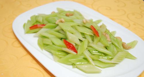 以西芹炒桃仁，美味健康的素食佳肴（绿色、营养、简单，素食新概念）-第3张图片-美味行家