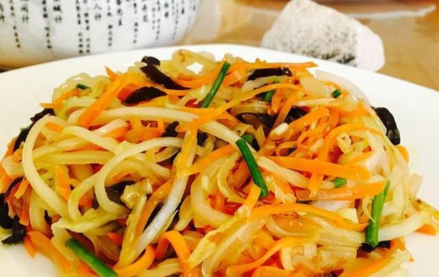 双椒萝卜丝的做法（口感鲜美，营养丰富，快速制作的家常菜）-第2张图片-美味行家