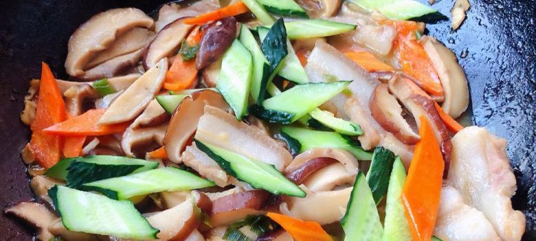 美味家常菜——香菇炒黄瓜（清爽可口，营养丰富，香菇和黄瓜的完美搭配）-第1张图片-美味行家