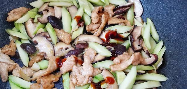 美味家常菜——香菇炒黄瓜（清爽可口，营养丰富，香菇和黄瓜的完美搭配）-第3张图片-美味行家