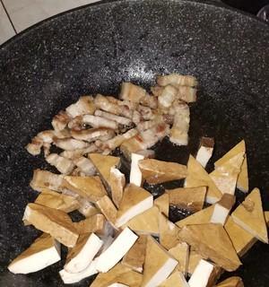 五花肉烧豆腐干——家常美味（用五花肉的香甜搭配豆腐干的鲜嫩，一道下饭好菜）-第1张图片-美味行家