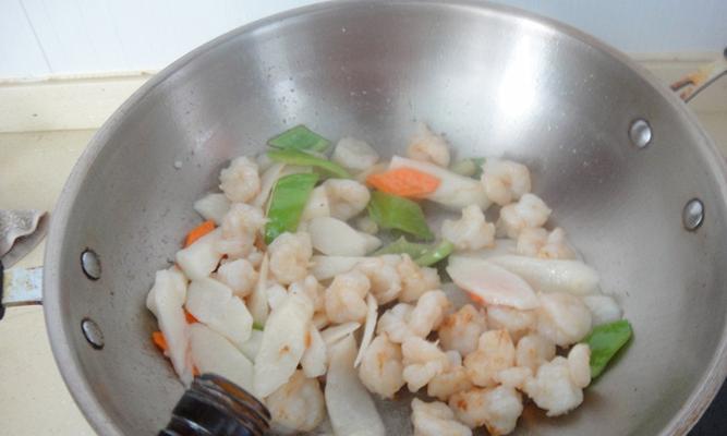 山药炒虾仁，营养美味的家常小菜（十五分钟学会烹饪山药炒虾仁，健康又美味）-第3张图片-美味行家