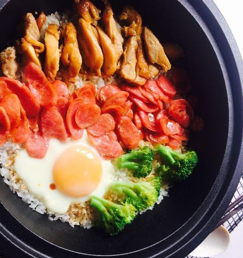 以熏肉香肠煲仔饭为主角的美食之旅（学会如何做出香喷喷的熏肉香肠煲仔饭）-第1张图片-美味行家