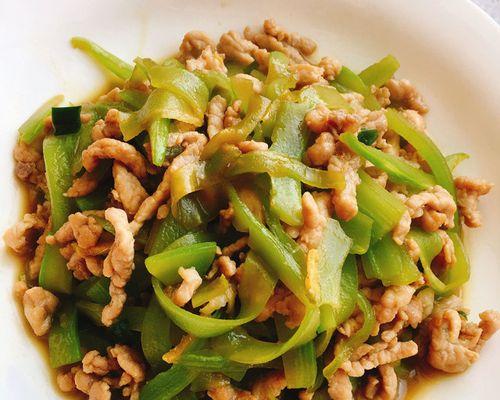 美味莴苣炒肉片，快速上桌（学会这个家常菜，让你轻松做饭生活无忧）-第2张图片-美味行家