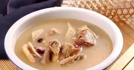 一碗暖心的猪尾骨赤豆汤（以营养为出发点，满足味蕾的美味）-第1张图片-美味行家