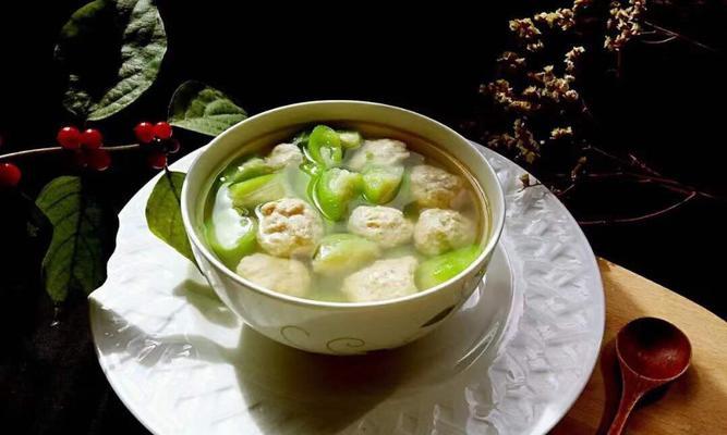 丝瓜丸子汤的做法（营养丰富的家常美食）-第1张图片-美味行家