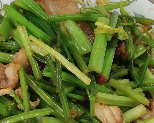 香味扑鼻的五花肉炒香芹（美味诱人，家庭必备）-第3张图片-美味行家