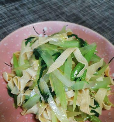 美味健康的香卤豆皮拌豆苗（多样搭配，美食不止一道；健康滋补，养生保健两不误）-第2张图片-美味行家
