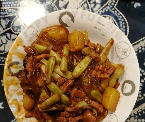 家常菜，土豆四季豆炖肉（美味易做的营养菜肴）-第1张图片-美味行家