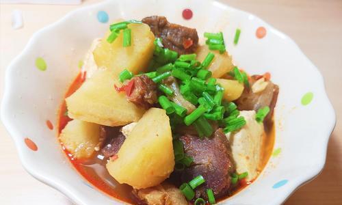 家常菜，土豆四季豆炖肉（美味易做的营养菜肴）-第2张图片-美味行家