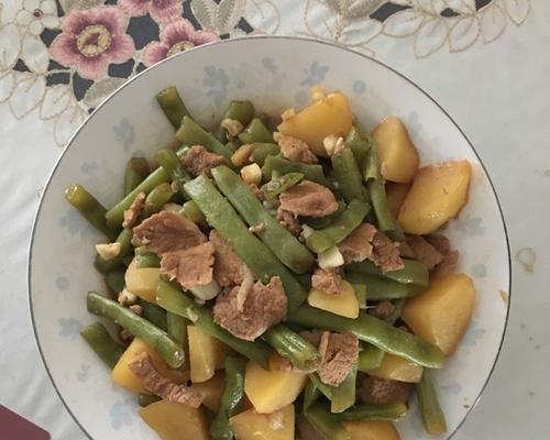 家常菜，土豆四季豆炖肉（美味易做的营养菜肴）-第3张图片-美味行家