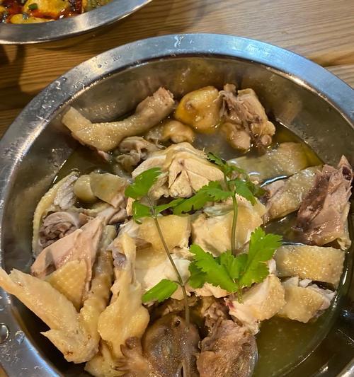 又香又嫩的水煮鸡做法大揭秘（教你轻松制作滋味无比的四川水煮鸡，让你家厨房也能变成川菜小馆）-第2张图片-美味行家