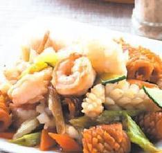 家常美食教程——三鲜鱿鱼的做法（口感细腻，营养丰富，让你一饱口福）-第1张图片-美味行家