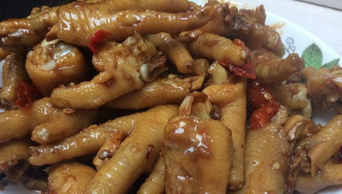 蒜香酱蒸鸡爪的做法（美味可口的蒸鸡爪配以浓郁蒜香酱，让你爱不释手）-第1张图片-美味行家