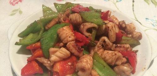 双椒炒鱿鱼，美味可口的家常菜（用鲜辣的双椒，将嫩滑的鱿鱼炒出口感十足）-第2张图片-美味行家