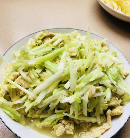 美味可口的双椒韭黄美食（以鲜美的口感勾勒出酸辣可口的风味）-第3张图片-美味行家