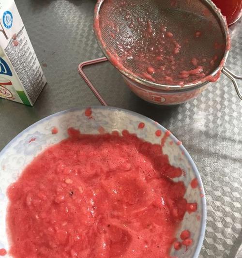 清凉夏日，一起来做以西瓜凉糕！（以西瓜为主料，做一份简单清爽的凉糕。西瓜，凉糕，清爽）-第2张图片-美味行家